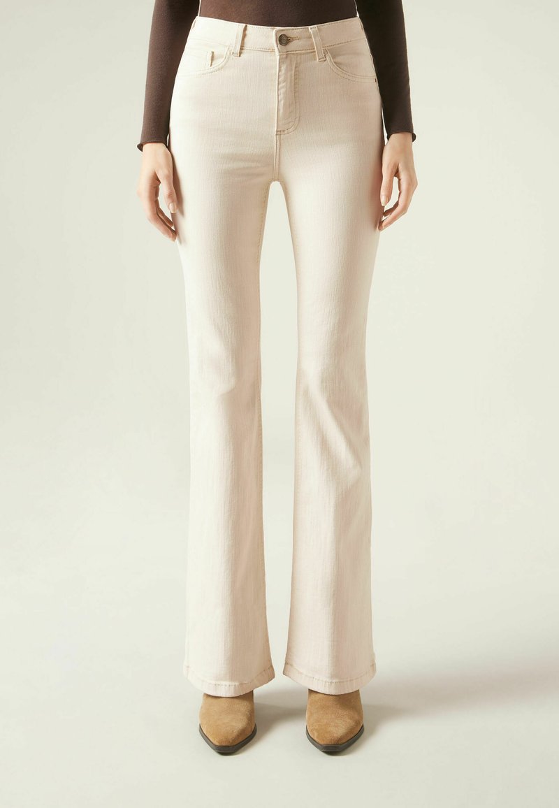 Jean beige évasé taille haute, fabriqué en denim. Dispose de poches avant, d'une fermeture à un bouton et d'une finition lisse et texturée.