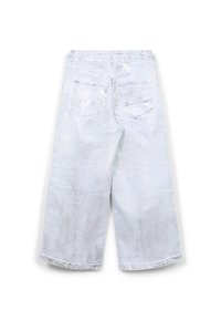 Jeans in denim bianco con finitura metallica e taglio ampio a gamba larga. Presentano due tasche posteriori e dettagli di cucitura in evidenza.