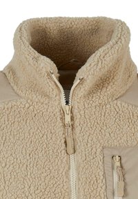 Bež sherpa flis jakna s visokim ovratnikom i prednjim patentnim zatvaračem, s džepom na prsima na patentni zatvarač s tkanim trakicama za povlačenje.