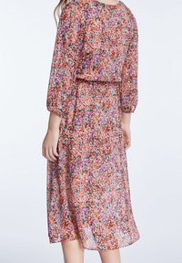 Blumendruck-Midi-Kleid mit Dreiviertelärmeln, runder Ausschnitt und taillierter Passform. Farben sind Orange, Pink und Grün.