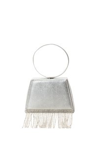 Hopeinen metallipinnoitettu clutch-laukku, jossa on teksturoitu pinta, kolmiomainen muoto ja koristeelliset hapsut alaosassa. Sisältää pyöreän kahvan.
