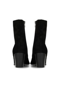 Botines de ante negro con punta redonda, tacón de bloque de altura media y cierre de cremallera en la parte posterior. Textura suave y diseño ajustado.