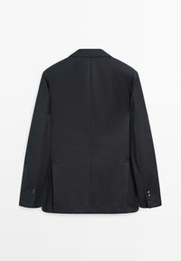 Blazer nero con colletto a punte, fessura singola sul retro e polsini con bottone. Tessuto liscio, taglio su misura e design minimalista.