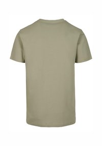 Olivengrøn bomulds t-shirt, korte ærmer, rund hals, afslappet pasform, glat tekstur, ingen synlig branding, vist bagfra.
