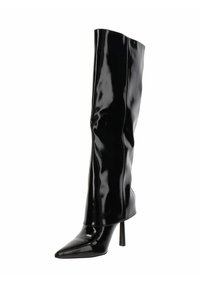 Bota de tacón stiletto negra brillante hasta la rodilla con punta afilada y material ligeramente arrugado en el caño contra un fondo blanco.