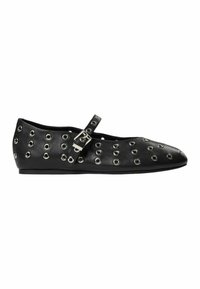 Schwarze Leder-Ballerinas mit silbernen Ösen, einem Riemen mit Schnalle, spitz zulaufendem Design und flacher Sohle. Glatte Textur.