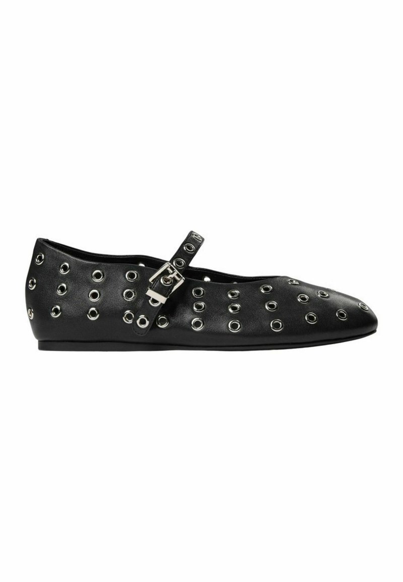 Schwarze Leder-Ballerinas mit silbernen Ösen, einem Riemen mit Schnalle, spitz zulaufendem Design und flacher Sohle. Glatte Textur.