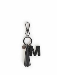 Accessorio per portachiavi con una lettera "M" nera, texture liscia, nappina in pelle attaccata, clip metallica e anello per il fissaggio.