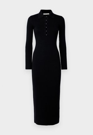 Robe noire en tricot côtelé avec des manches longues, un col et une patte de boutonnage sur le devant. Silhouette ajustée, longueur mi-mollet.