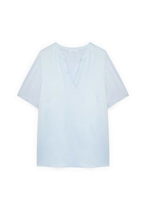 Jasnoniebieska bluzka z krótkim rękawem, z dekoltem w kształcie litery V oraz gładką tkaniną, ułożona płasko na białym tle.