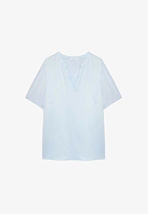 Hellblaue Bluse mit kurzen Ärmeln, V-ausschnitt und glattem Stoff, flach auf weißem Hintergrund liegend dargestellt.