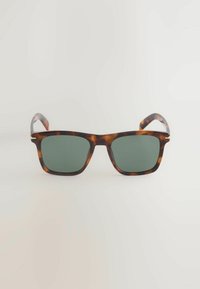 Ochelari de soare leopard cu lentile verzi, rame rectangulare și accente subțiri din argint pe balamale. Material plastic neted.