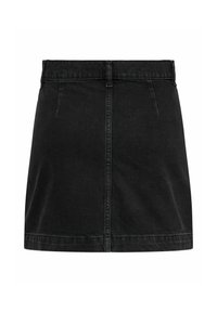 Sort denim mininederdel med bæltestropper, central søm og diskrete lodrette sømdetaljer på frontpanelet.