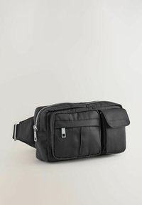 Borsa a cintura nera in nylon con due tasche frontali e un compartimento principale con zip. Dotata di accessori metallici argentati e una tracolla regolabile rimovibile.