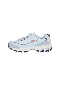 Svijetloplave atletske tenisice siva i mornarsko plava naglasaka, teksturirana gornja strana, vezanje na vezice i bijela midsole s točkicama. Sadrži detalj s logotipom.