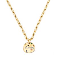 Collar en tono dorado con un colgante circular texturizado inscrito con "MAMA" y adornado con piedras preciosas de colores azul, verde y rosa.