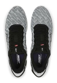Scarpe sportive in bianco e nero con una parte superiore in maglia testurizzata, presentano lacci neri, una soletta ammortizzata e un logo discreto sulla linguetta.