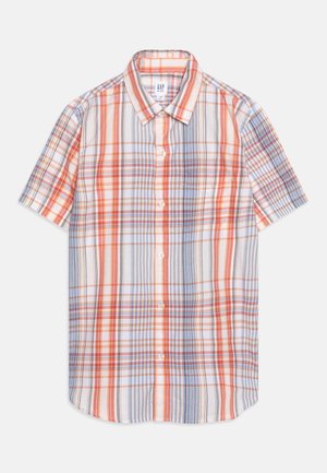 Camisa de manga corta con botones y cuello, con patrón a cuadros en naranja, azul y blanco y un bolsillo en el pecho, colocada plana sobre un fondo blanco.