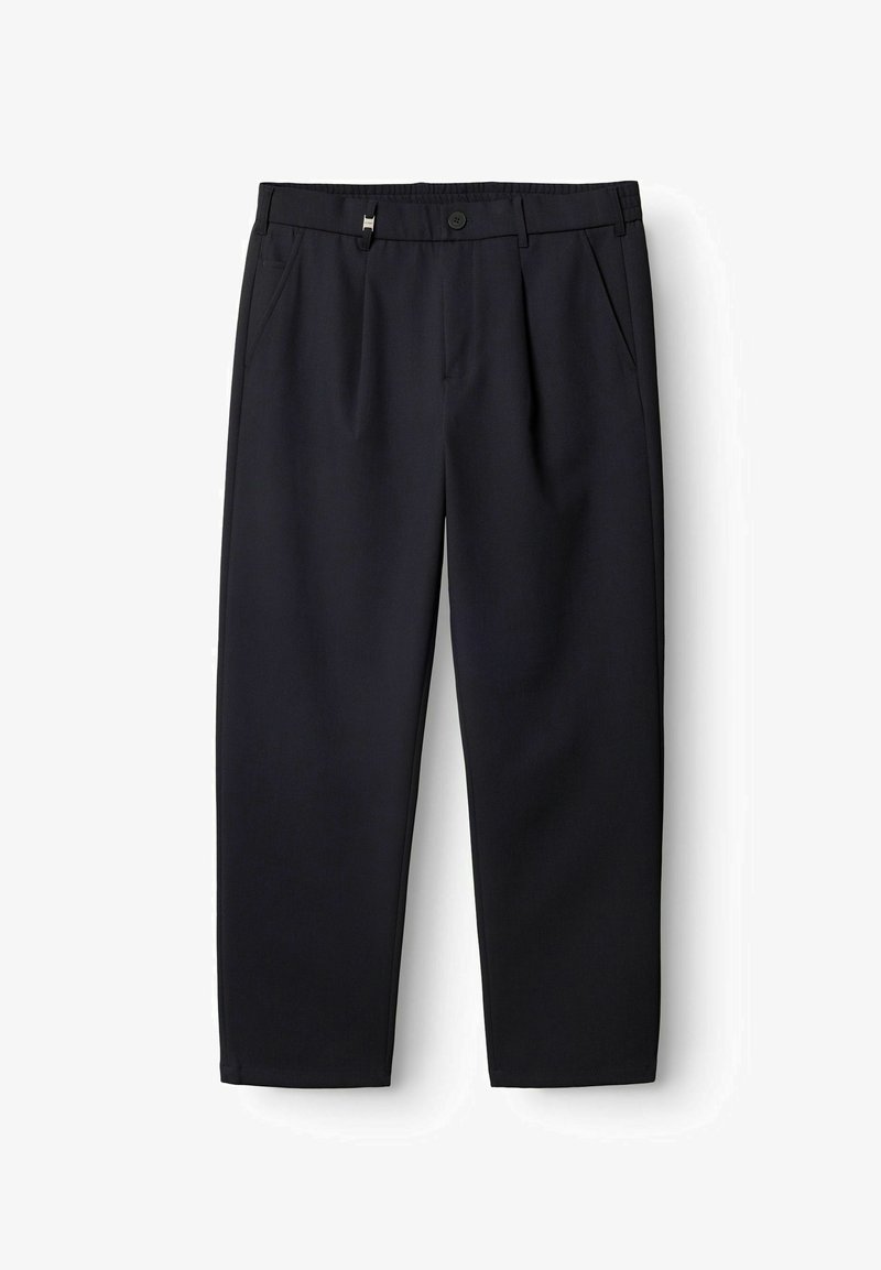 Pantalones oscuros de color navy con un corte relajado, pliegues, cierre de botón y una cintura elástica para mayor comodidad. Textura de tela suave sin patrones.