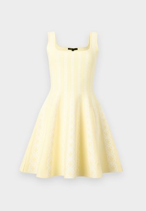 Robe sans manches jaune pâle avec un décolleté carré et une jupe évasée, ornée de motifs décoratifs blancs verticaux subtils.