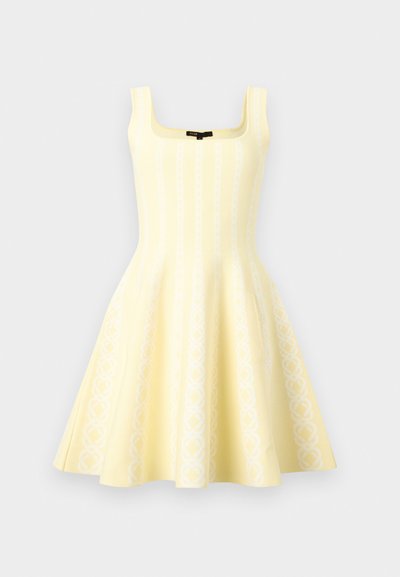 Αμάνικο ανοιχτό κίτρινο φόρεμα με τετράγωνο ντεκολτέ και φούστα που ανοίγει, με διακριτικά κατακόρυφα λευκά διακοσμητικά σχέδια.