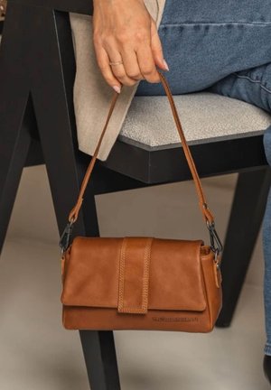 The Chesterfield Brand, CLIFDEN UMHÄN - Schoudertas - cognac