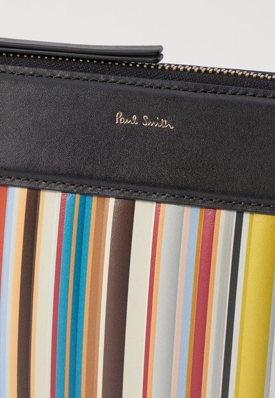 Pungă de tip zip cu un design dungi multicolore în nuanțe variate, având o parte superioară din piele neagră, fermoar auriu și logo embosat.