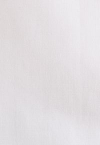 Weißer Stoff mit feiner, glatter Textur und dezentem Webmuster. Gleichmäßige Farbe ohne sichtbare Muster oder Akzente.