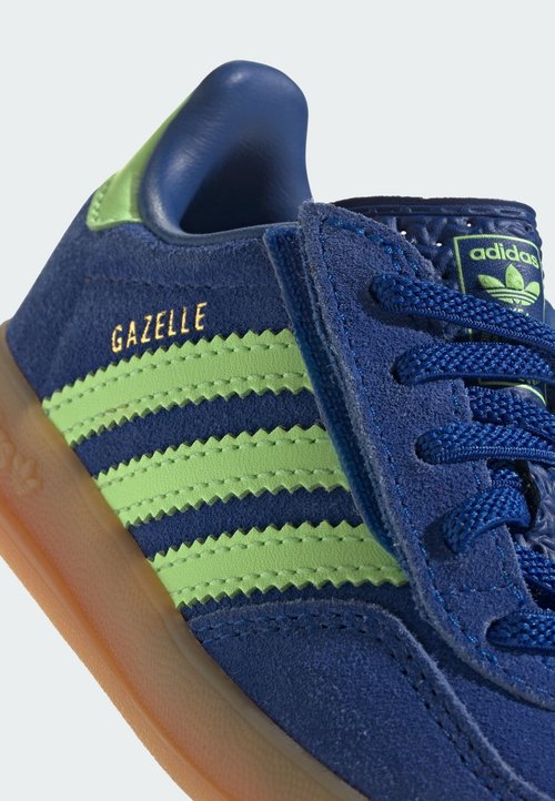 adidas GAZELLE INDOOR CF EL I UNISEX - Zapatos de bebé - royal blue green spark gold metallic — foto 6
