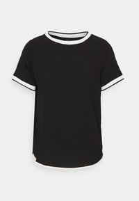 Camiseta negra de manga corta con cuello redondo, con ribete blanco en el cuello y las mangas, fabricada con tela suave.