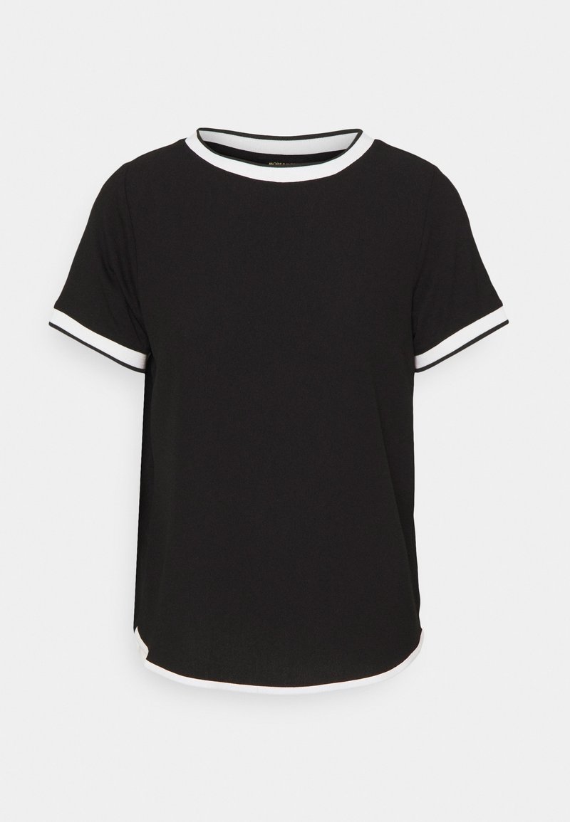 Camiseta negra de manga corta con cuello redondo, con ribete blanco en el cuello y las mangas, fabricada con tela suave.