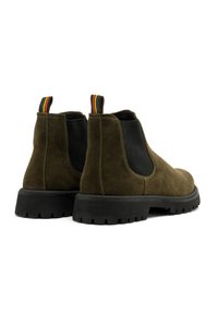 Oliwkowe zamszowe botki Chelsea z czarnymi elastycznymi panelami bocznymi i czarną gumową podeszwą z wykrojem, z wielokolorowym uchwytem na zaciąg.