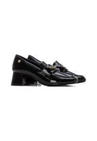 Mocasines de charol negro con tacón cuadrado, una amplia correa y un acento de hardware dorado en la parte superior. Textura suave y diseño de punta afilada.