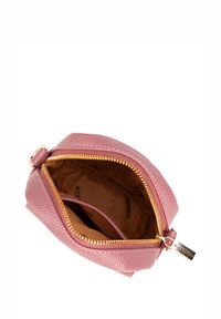 Borsa in pelle rosa con superficie texturizzata, zipper dorato e una piccola etichetta del marchio all'interno. L'interno è foderato con un materiale beige.
