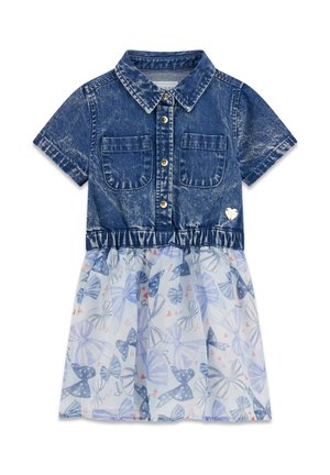 Robe en denim à manches courtes avec un col et une fermeture à boutons. La jupe présente une couche transparente avec des motifs de nœuds bleus sur un fond clair.