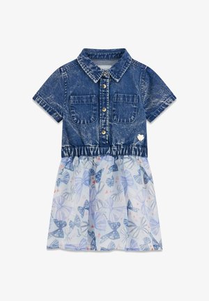 Abito in denim a maniche corte con colletto e chiusura a bottoni. La gonna presenta uno strato trasparente con motivi a fiocco blu su uno sfondo chiaro.