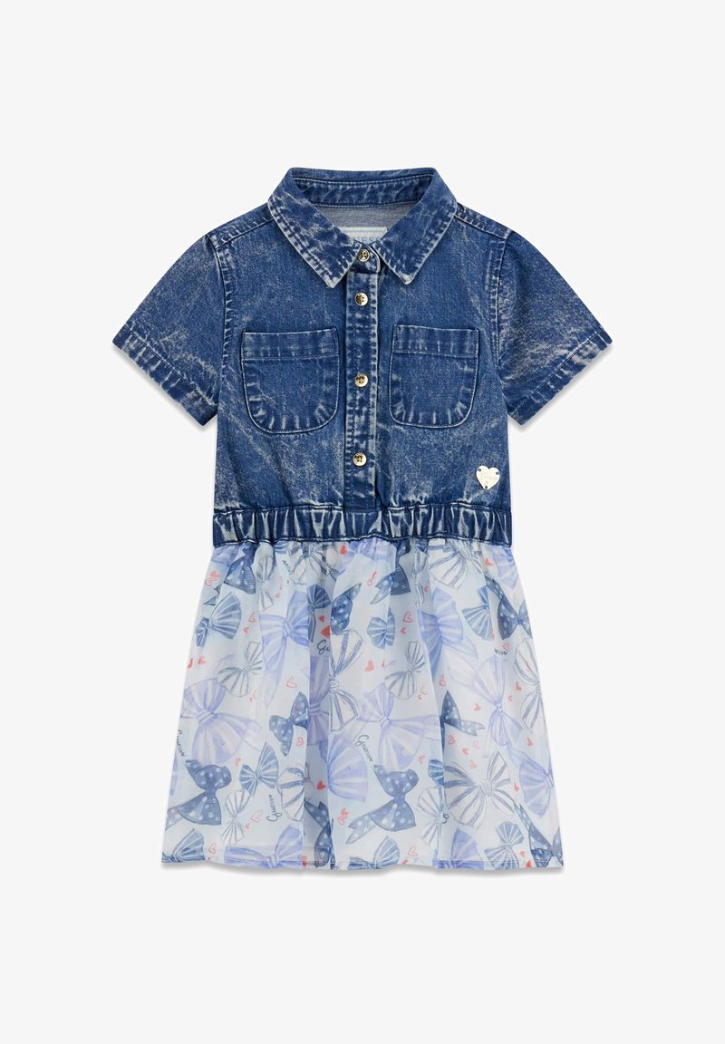 Jeansowa sukienka z krótkim rękawem, z kołnierzykiem i zapięciem na guziki. Spódnica ma przezroczystą warstwę z niebieskimi wzorami kokardek na jasnym tle.