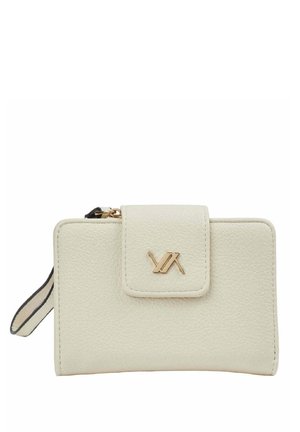 Portefeuille compact en cuir crème avec bracelet, logo doré sur le rabat avant et fermeture éclair en haut à droite.