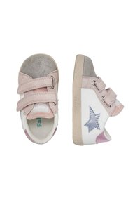 Baskets Velcro en cuir blanc, avec des accents en daim rose et gris, dotées d'une étoile en métal argenté et d'une semelle en caoutchouc flexible.