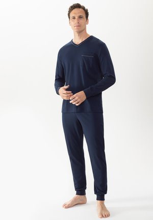 Navyblaue Pyjama-Set aus weichem Stoff, bestehend aus einem langärmeligen V-Ausschnitt-Oberteil mit einer Brusttasche und passenden, taillierten Hosen mit elastischen Bündchen.