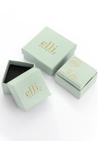 Drie lichtgroene vierkante sieradendozen met een gouden "elli premium" merklogo; één geopend met een zwarte binnenkant en één gesloten doos die erop gestapeld is.