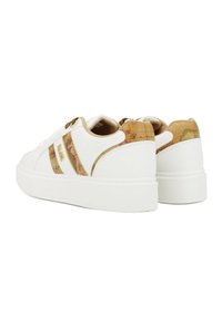 Sneakers bianchi con un accento in pelle color testa di moro, a trama mappa, sul tallone e sui lati; presentano un logo dorato e una suola bianca spessa.