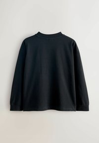 Sort langærmet t-shirt lavet af bomuld med rund halsudskæring og let løs pasform. Glat struktur med minimale syningsdetaljer.