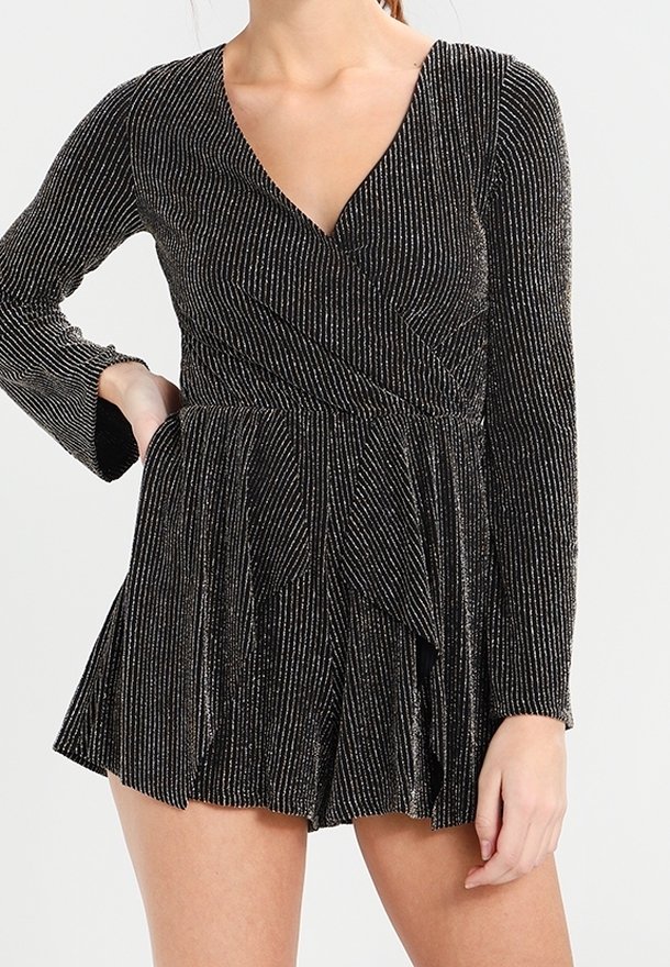 Robe noire à manches longues avec un décolleté en V, présentant des rayures métalliques verticales, une taille cintrée et une jupe évasée avec un design en couches.