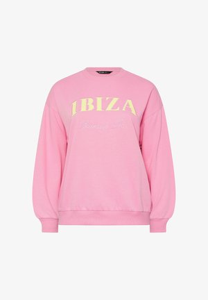 Lyserød langærmet sweatshirt med gul "IBIZA" og hvid "Balearic Sea" tekst på forsiden.