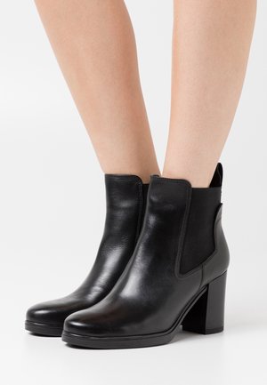 Tata Italia, Nilkkurit - black