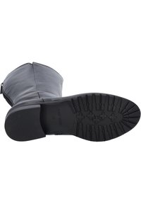 Stivale alla caviglia in pelle nera con tomaia testurizzata, zip laterale e suola in gomma con motivo a decoro per una maggiore aderenza. Marcature della taglia visibili.
