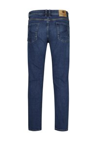 Jeans in denim blu scuro con taglio dritto, dotati di due tasche posteriori e una patch in pelle con logo sulla cintura.