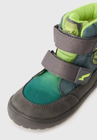 Graue und grüne hochabschließende Schuhe aus Mesh- und Wildledermaterialien, mit zwei Klettverschlüssen, einer strukturierten Oberfläche und einem runden Zehendesign.