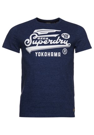 Granatowy T-shirt z krótkim rękawem z białym napisem "Superdry #01" i "Yokohama" oraz logo na przodzie.